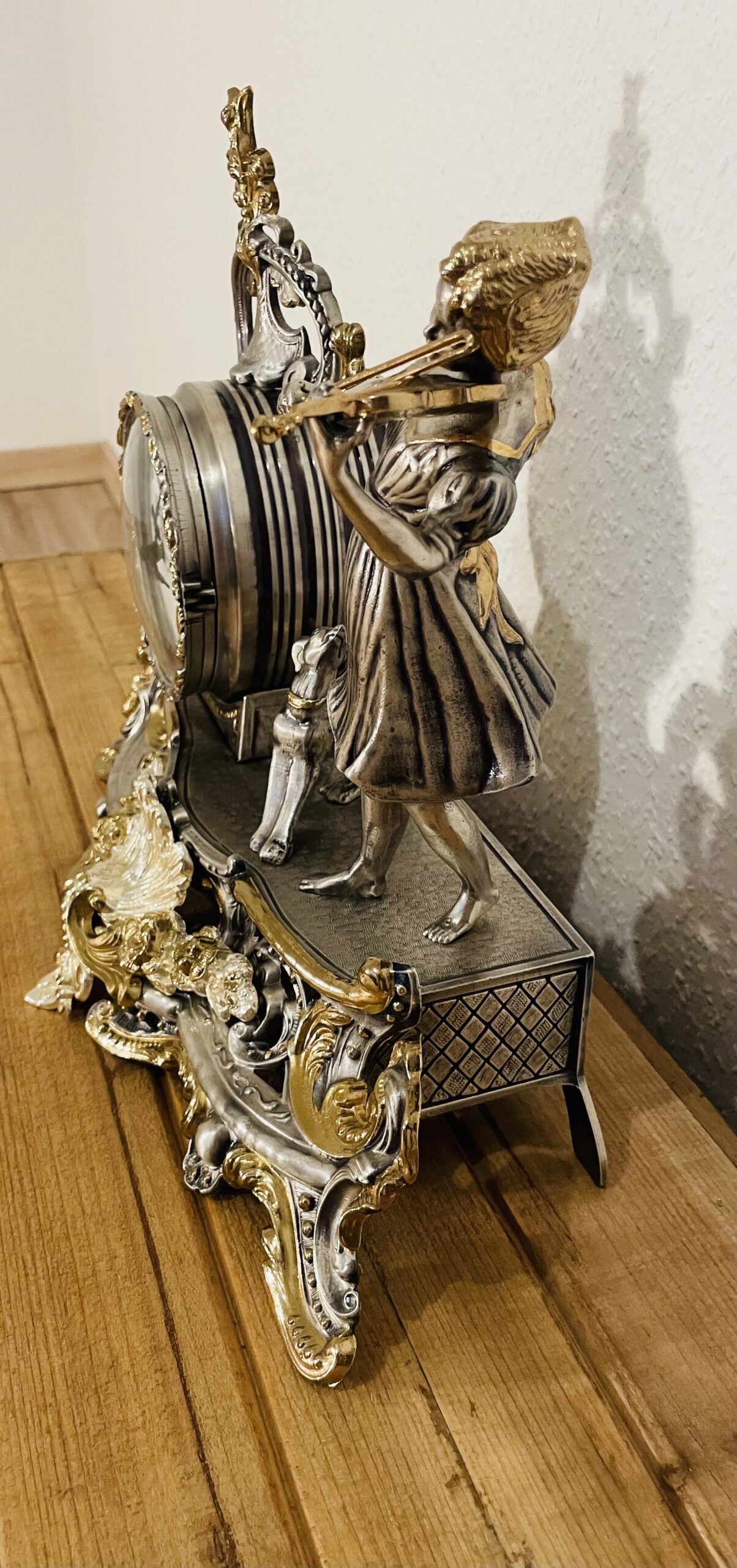 Figürliche Kaminuhr – Italien Vintage Barock Stil, Marke Hepa, massive Metalluhr, Mid Century, Motiv Geigerin – Dekoration