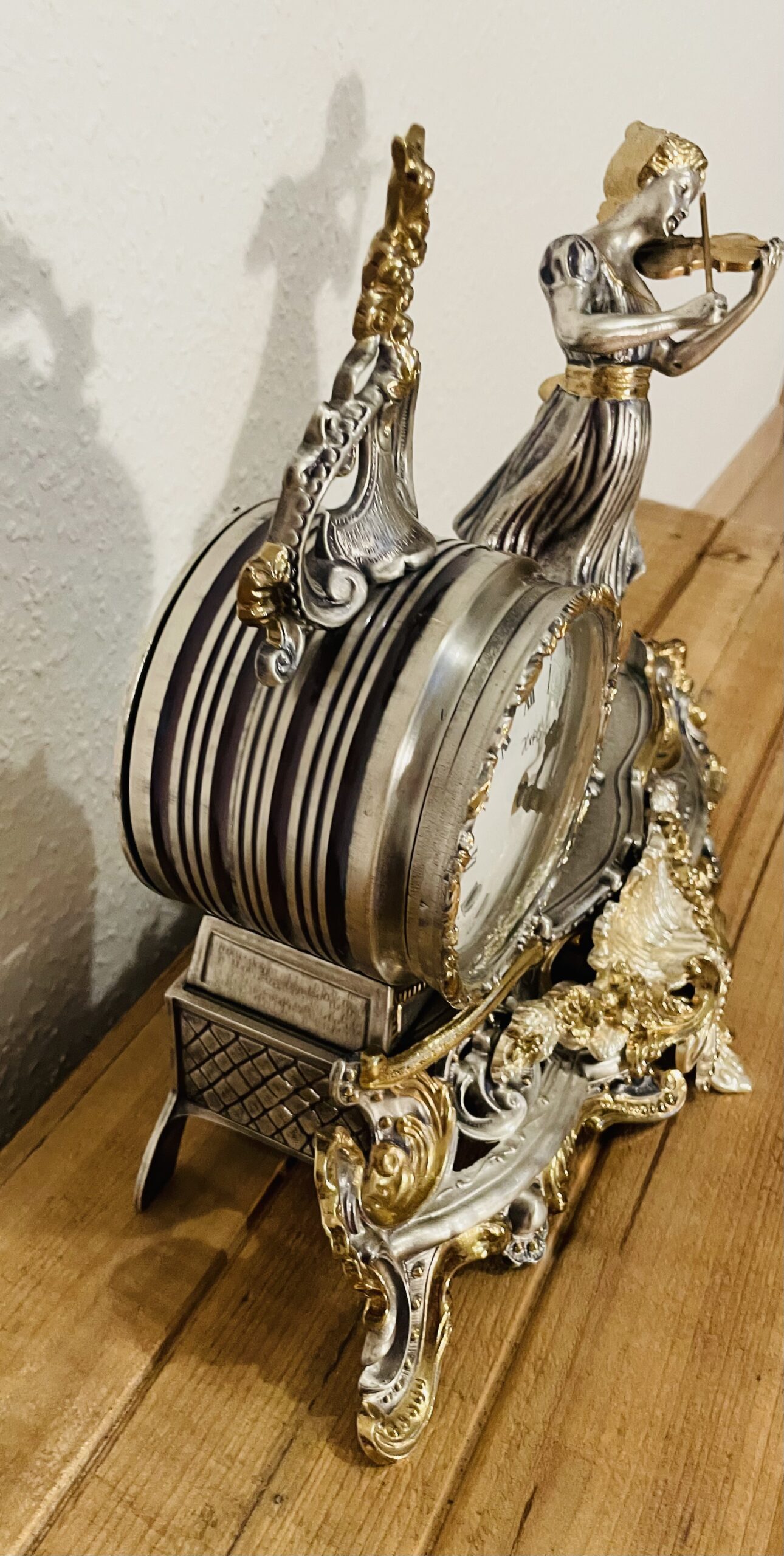 Figürliche Kaminuhr – Italien Vintage Barock Stil, Marke Hepa, massive Metalluhr, Mid Century, Motiv Geigerin – Dekoration