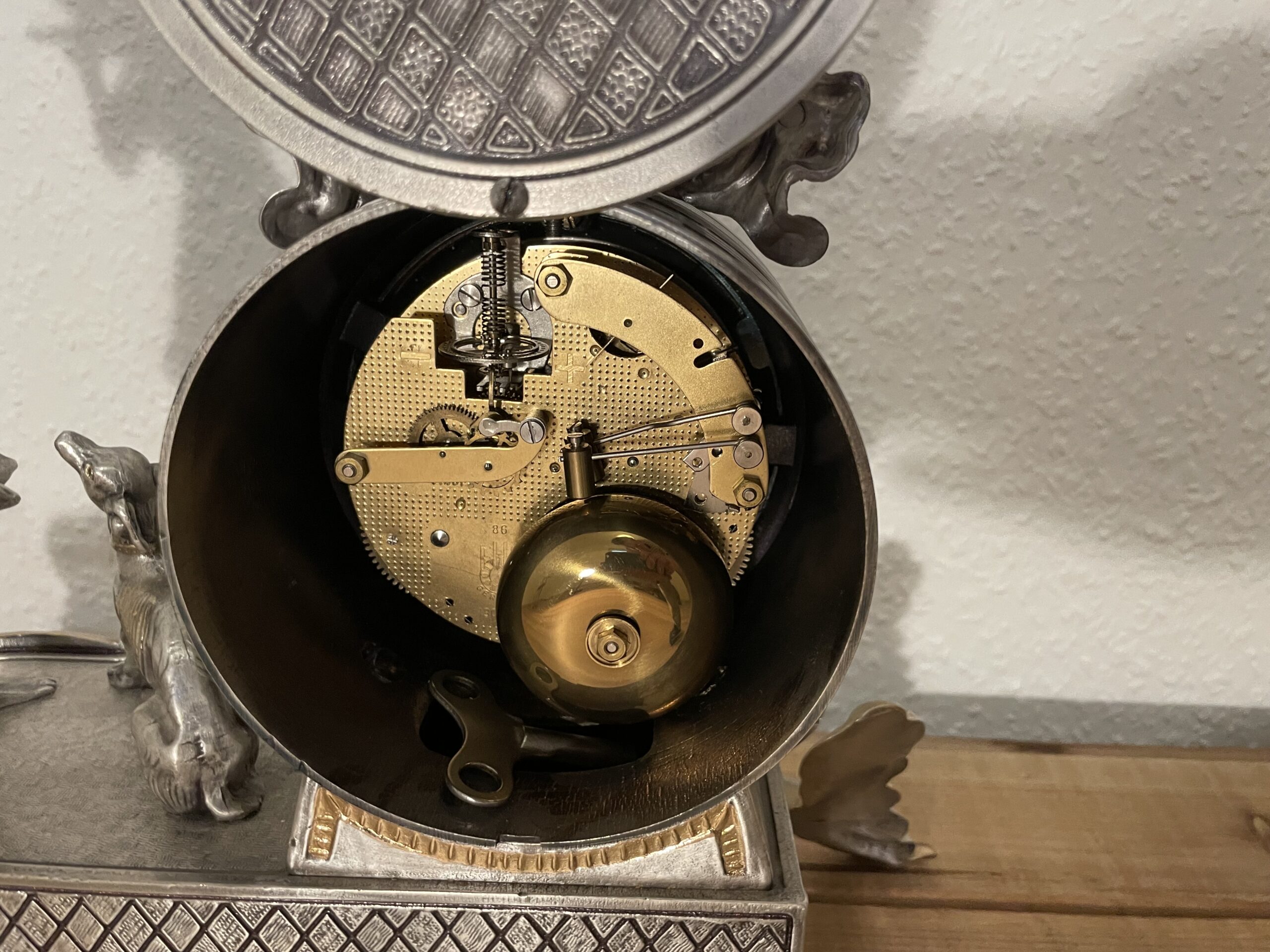 Figürliche Kaminuhr – Italien Vintage Barock Stil, Marke Hepa, massive Metalluhr, Mid Century, Motiv Geigerin – Dekoration
