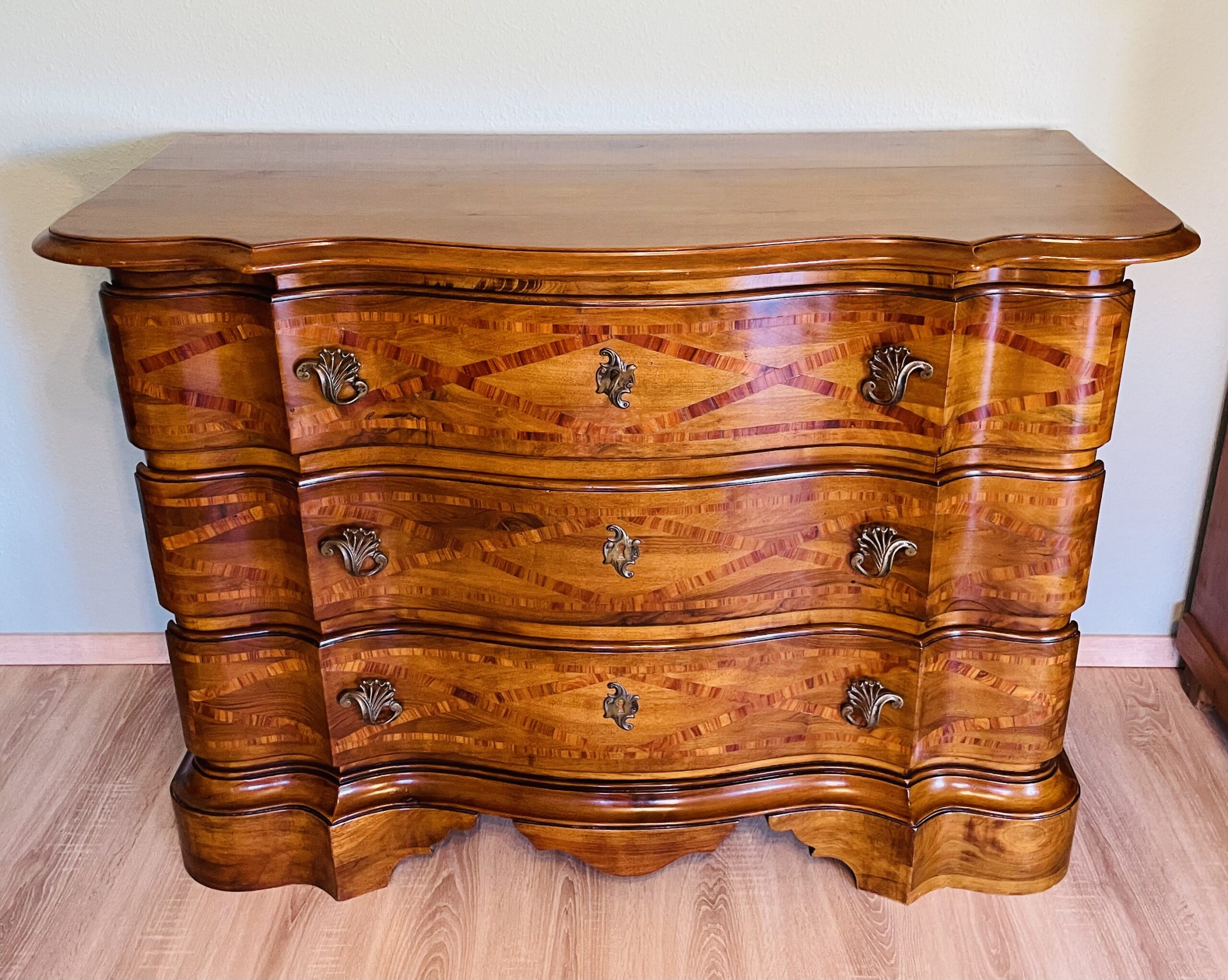 Augenblickliche Verführung im Vintage-Charme – Barockstil-Kommode von Ars Antica Srl Nr.1008