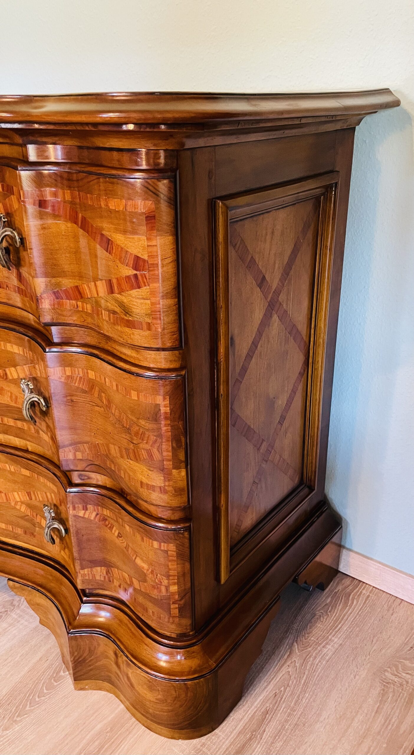 Augenblickliche Verführung im Vintage-Charme – Barockstil-Kommode von Ars Antica Srl Nr.1008
