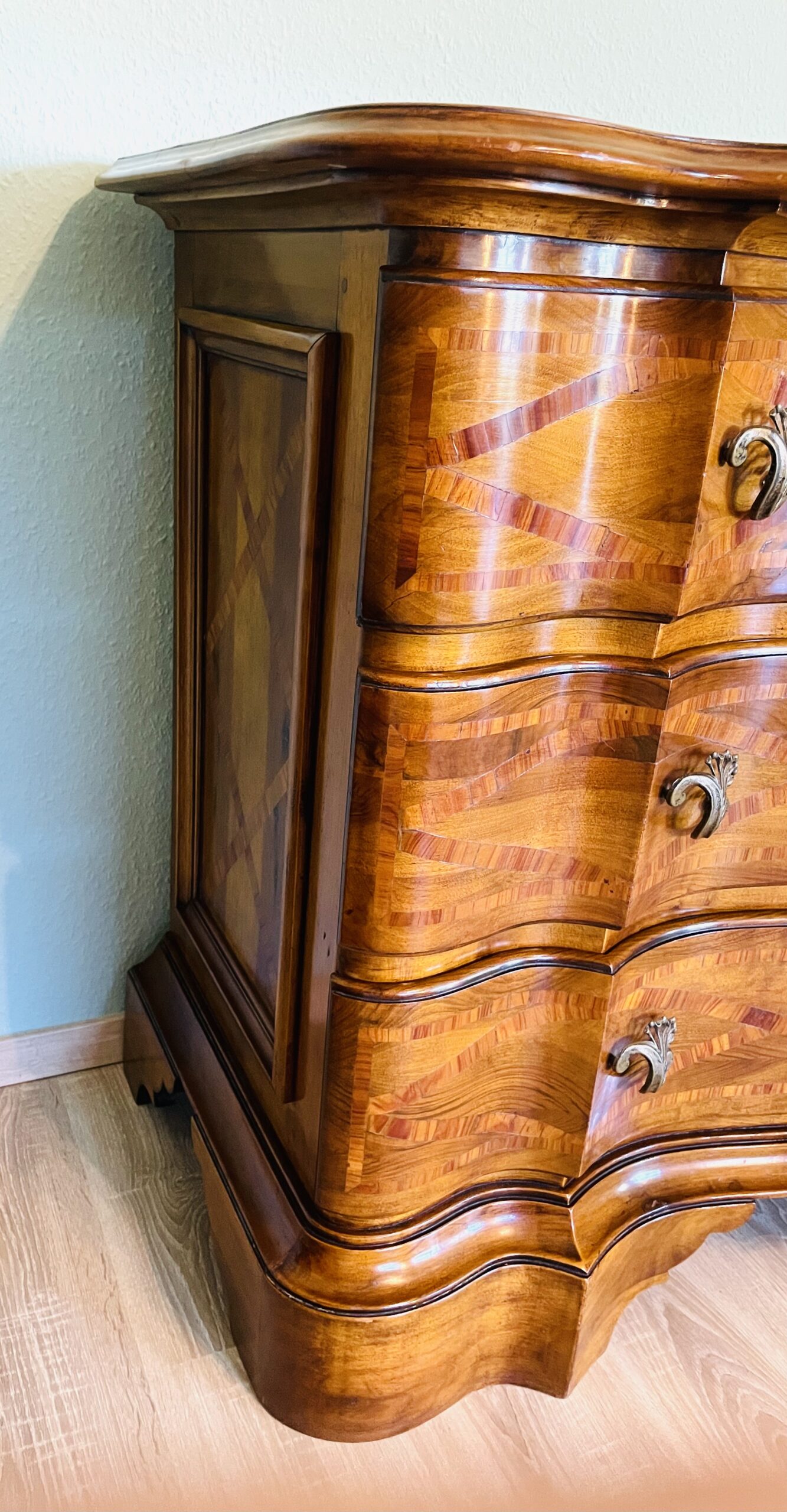 Augenblickliche Verführung im Vintage-Charme – Barockstil-Kommode von Ars Antica Srl Nr.1008