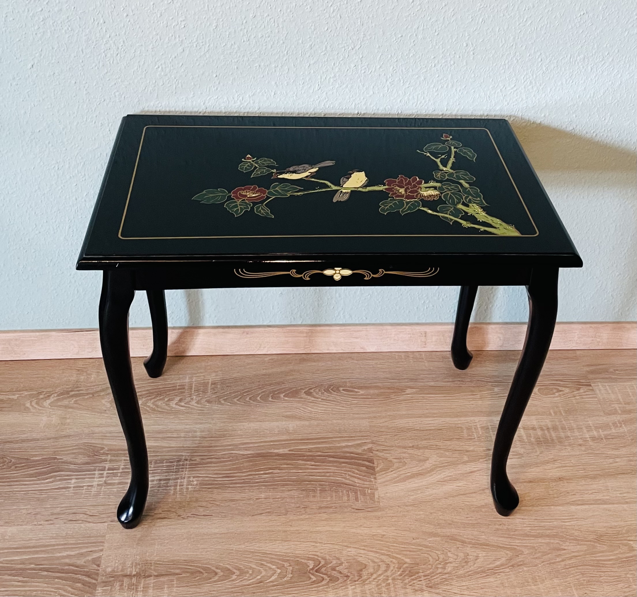 Orientalischer Beistelltisch – Vintage 1960er, Cabriole-Beine, feine Bemalung, Motive Vögel & Blüten, Chinoiserie-Stil