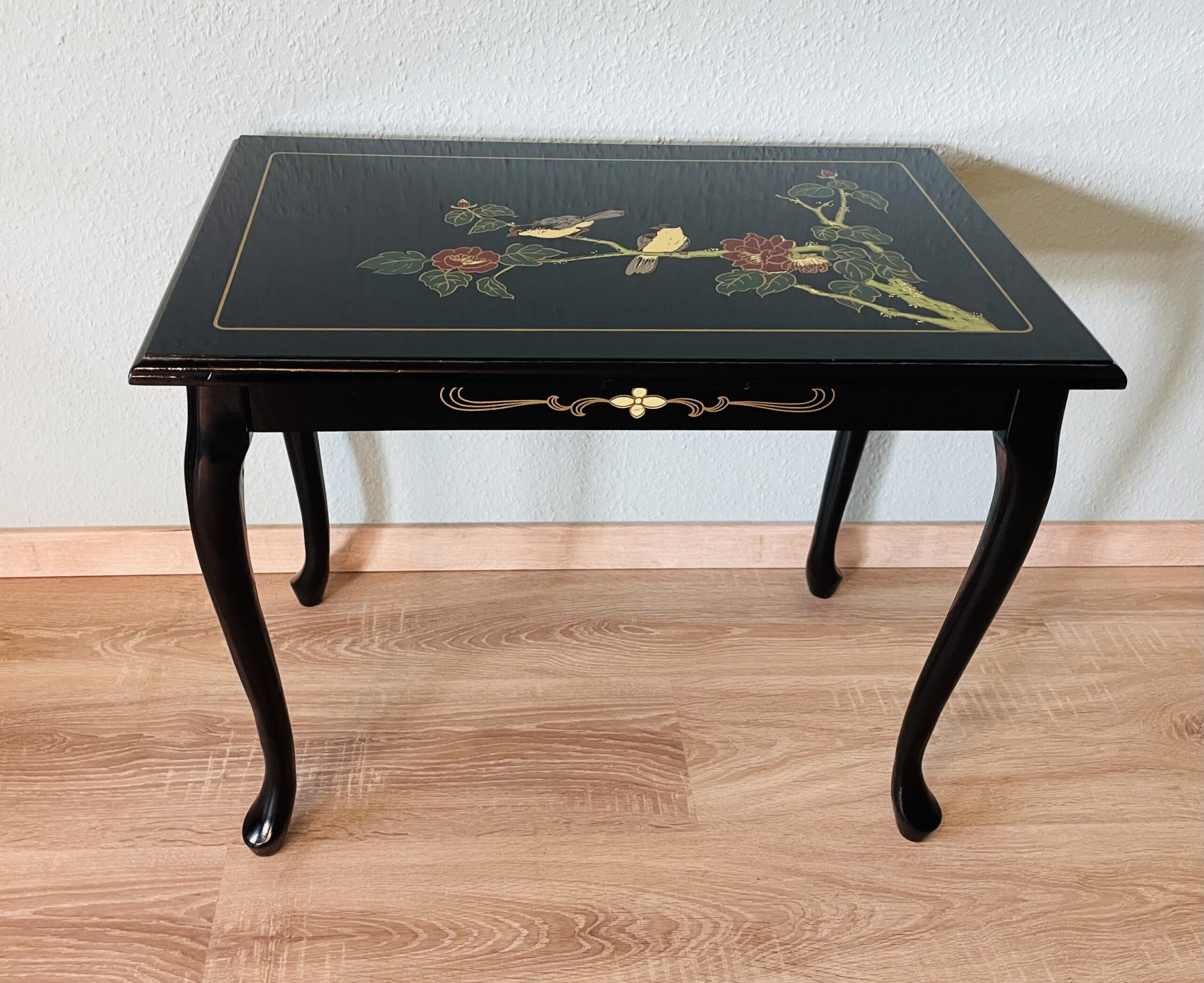 Orientalischer Beistelltisch – Vintage 1960er, Cabriole-Beine, feine Bemalung, Motive Vögel & Blüten, Chinoiserie-Stil