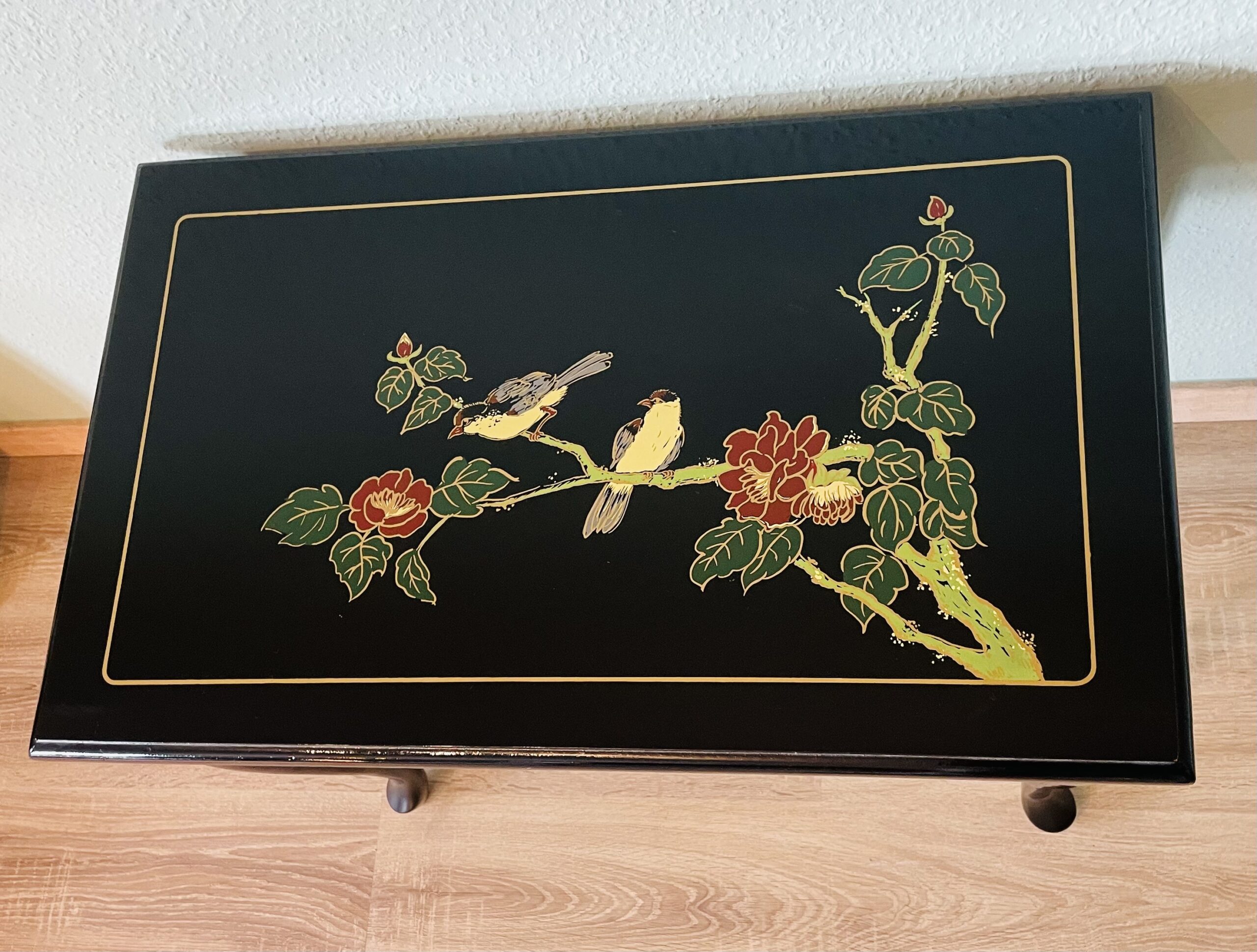 Orientalischer Beistelltisch – Vintage 1960er, Cabriole-Beine, feine Bemalung, Motive Vögel & Blüten, Chinoiserie-Stil