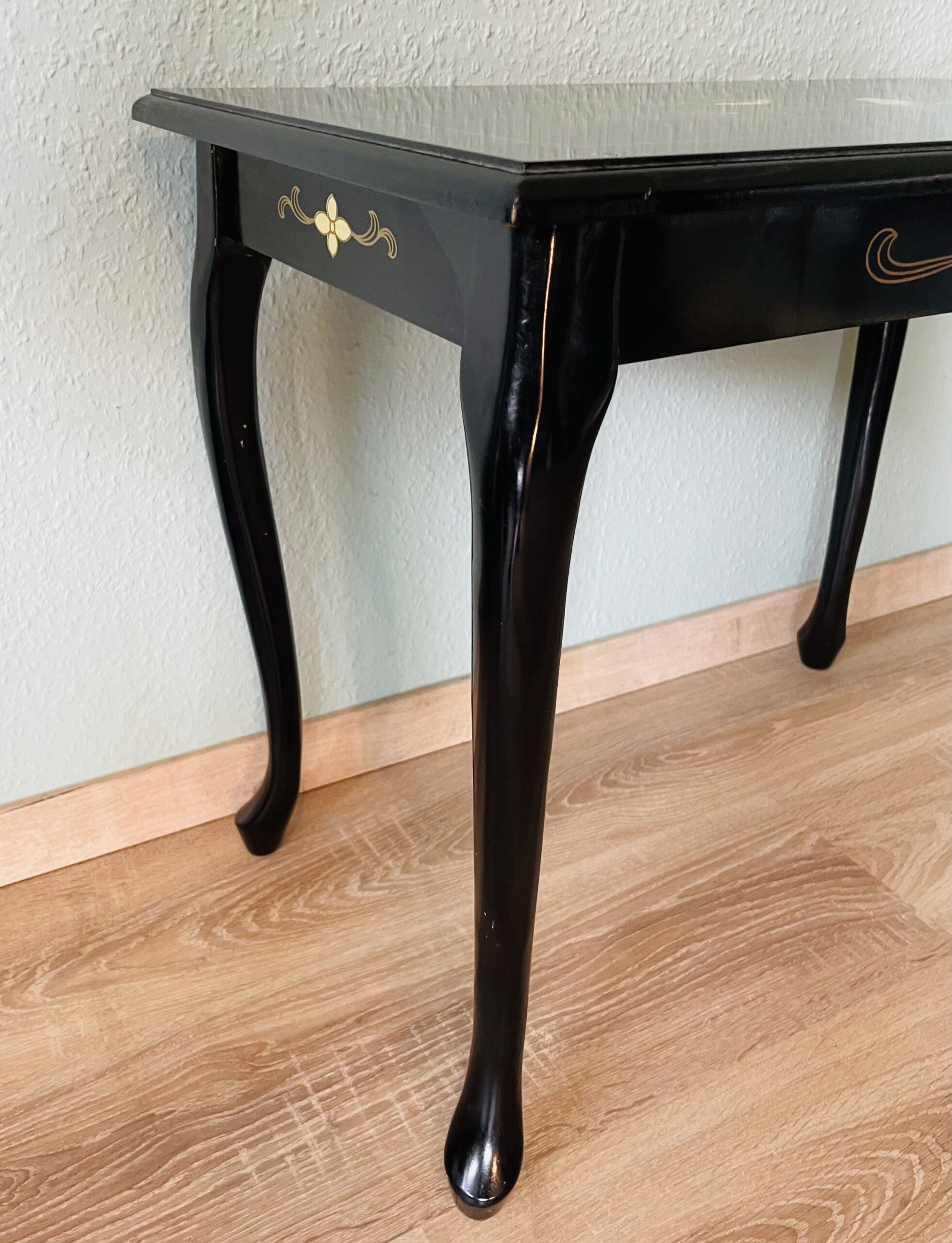 Orientalischer Beistelltisch – Vintage 1960er, Cabriole-Beine, feine Bemalung, Motive Vögel & Blüten, Chinoiserie-Stil