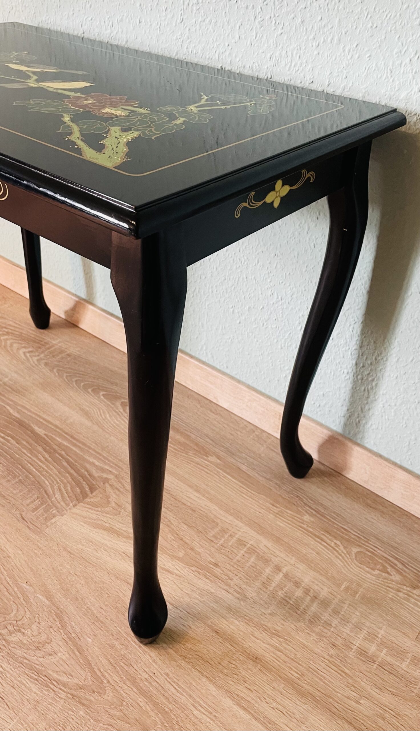 Orientalischer Beistelltisch – Vintage 1960er, Cabriole-Beine, feine Bemalung, Motive Vögel & Blüten, Chinoiserie-Stil