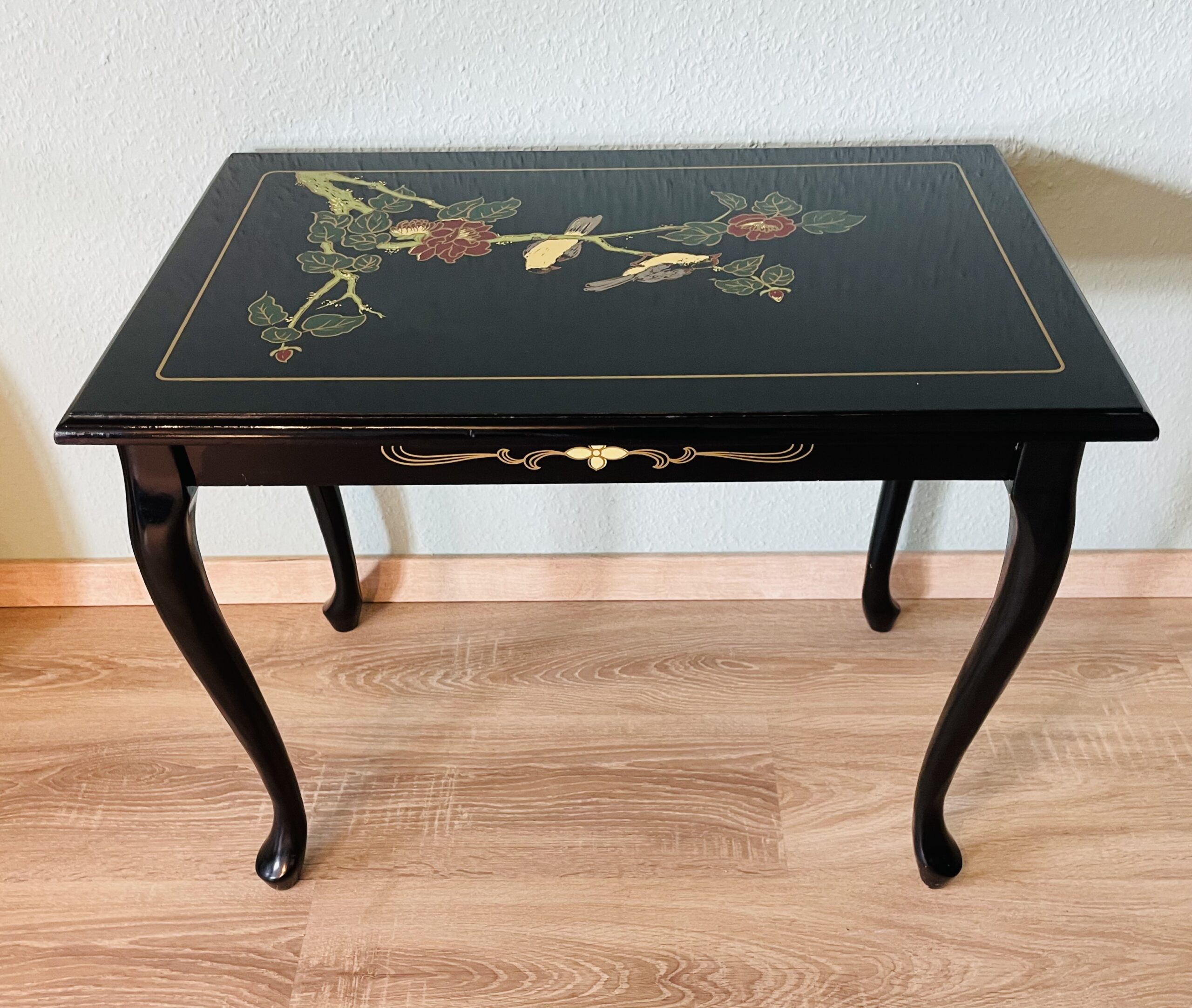 Orientalischer Beistelltisch – Vintage 1960er, Cabriole-Beine, feine Bemalung, Motive Vögel & Blüten, Chinoiserie-Stil
