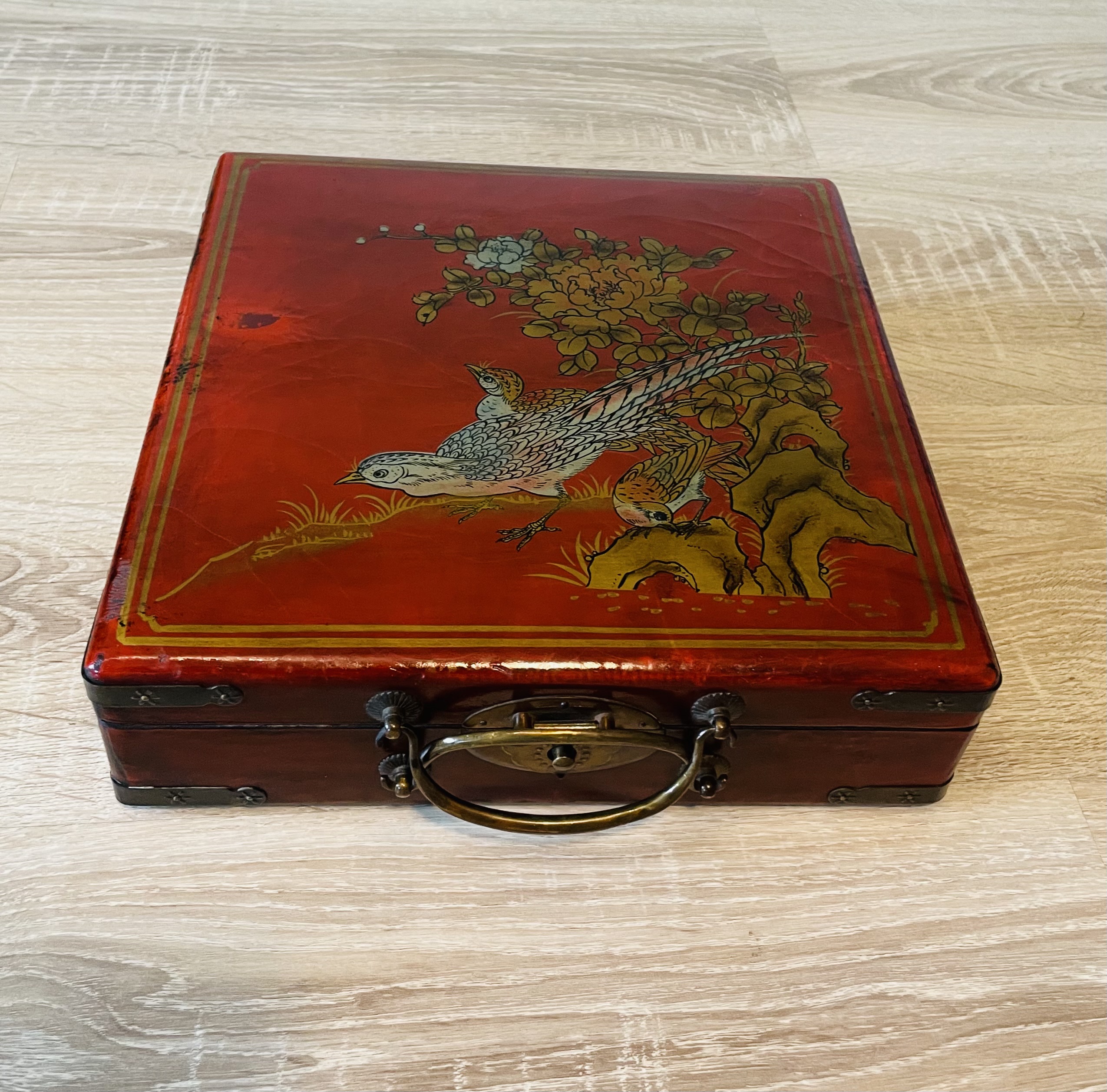 Chinesische Schmuckschatulle Vintage 1960er/1970er – Almanach-Auskleidung, Chinoiserie, Messingbeschläge