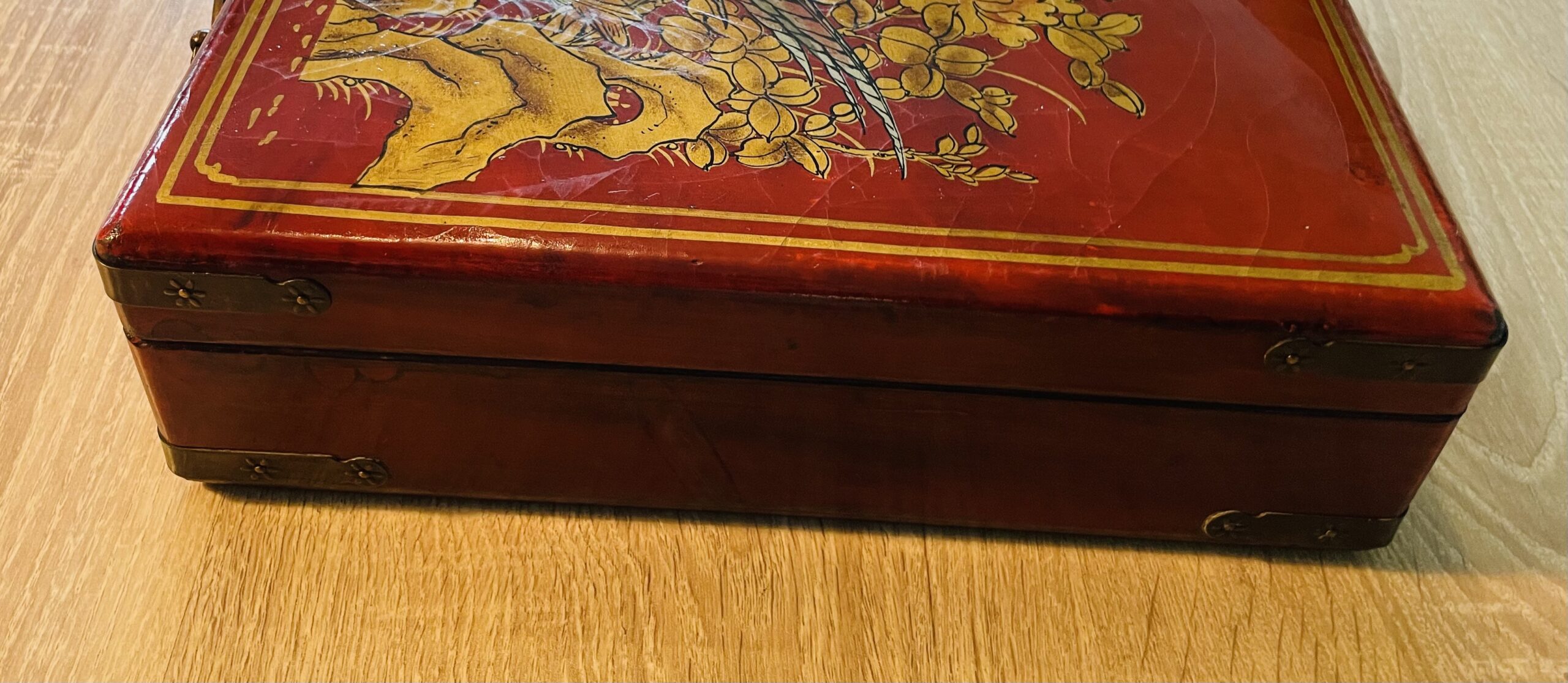 Chinesische Schmuckschatulle Vintage 1960er/1970er – Almanach-Auskleidung, Chinoiserie, Messingbeschläge