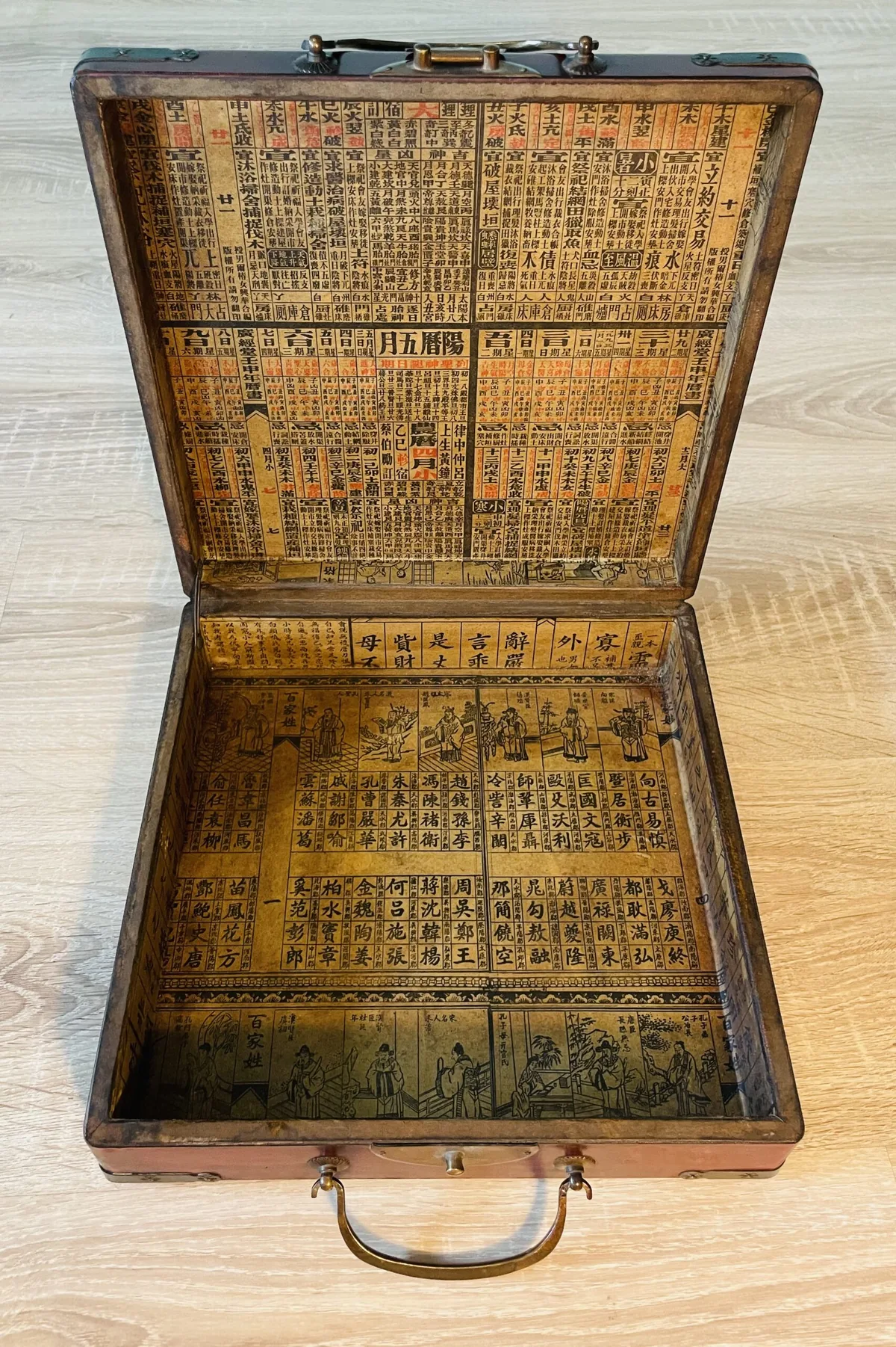 Chinesische Schmuckschatulle Vintage 1960er/1970er – Almanach-Auskleidung, Chinoiserie, Messingbeschläge