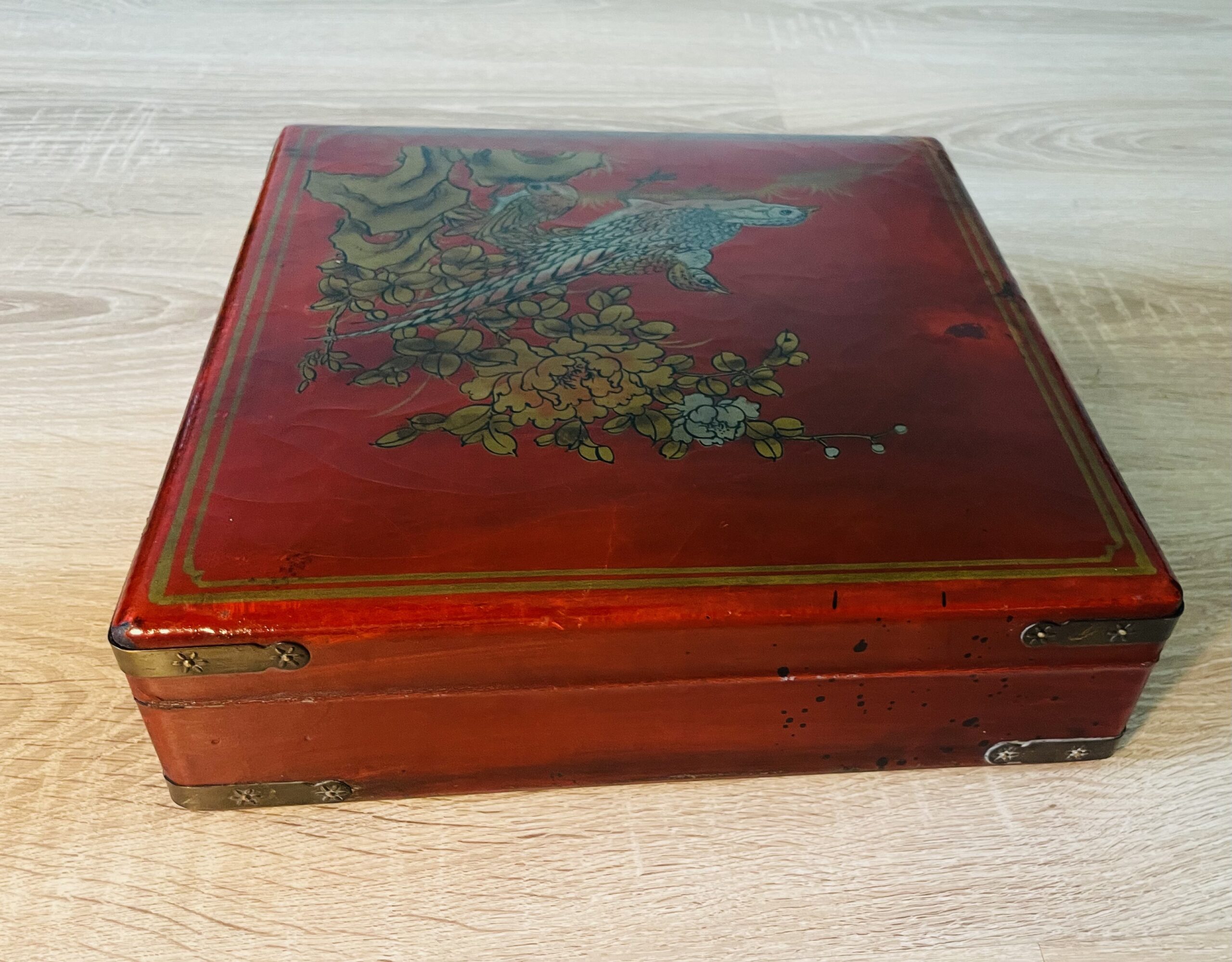 Chinesische Schmuckschatulle Vintage 1960er/1970er – Almanach-Auskleidung, Chinoiserie, Messingbeschläge