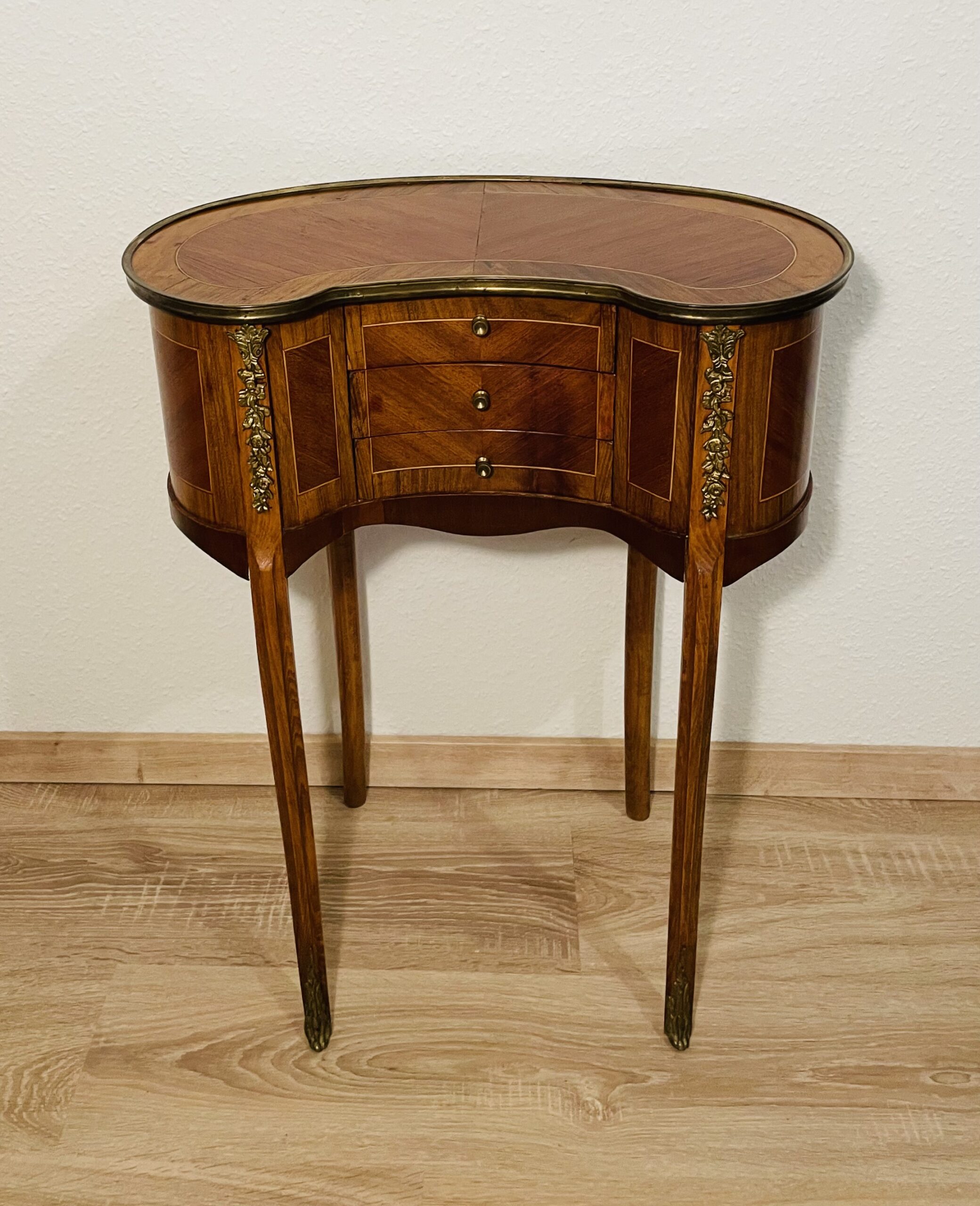 Beistelltisch, Nierentisch, Vintage im Chippendale-Stil – eine Augenweide mit Intarsien und Messingbeschlägen